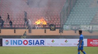 Suporter PSPS Riau Diduga Bakar Bangku Penonton karena Tak Terima Timnya Kalah