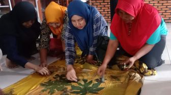 Kurangi Perburuan Liar di TNWK lewat Pelatihan Batik Organik