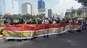 Nyanyi Indonesia Raya saat Geruduk Istana, Emak-Emak Bentangkan Spanduk: Turunkan Harga BBM atau Jokowi Mundur