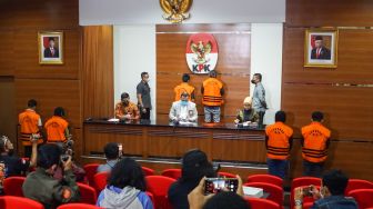 Tersangka pejabat Mahkamah Agung dihadirkan dalam konferensi pers terkait operasi tangkap tangan (OTT) tindak pidana korupsi di Gedung Merah Putih KPK, Jakarta, Jumat (23/9/2022). [Suara.com/Alfian Winanto]