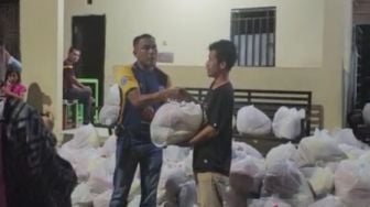 Mahasiswa di Kota Kendari Dapat Sembako Dari Polisi