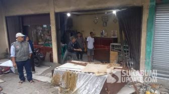 Bruk! Rumah Makan Padang di Sukabumi Hancur Diseruduk Honda Brio