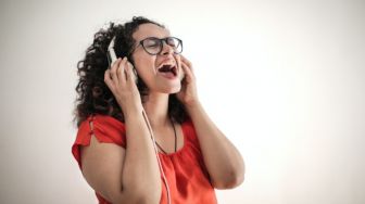 Jangan Malu Suara Fals! Ini 3 Manfaat Bernyanyi yang akan Meringankan Hati