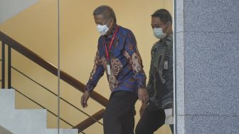 Hakim Agung Mahkamah Agung (MA) Sudrajad Dimyati (kiri) berjalan menuju ruangan saat tiba di Gedung Merah Putih, KPK, Jakarta, Jumat (23/9/2022). [NTARA FOTO/M Risyal Hidayat/nym].