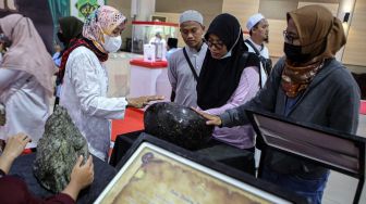 Pengunjung melihat barang-barang peninggalan Nabi Muhammad SAW dan sahabatnya pada pameran artefak di Gedung MUI Kota Tangerang, Banten, Jumat (23/9/2022). [ANTARA FOTO/Fauzan/nym]