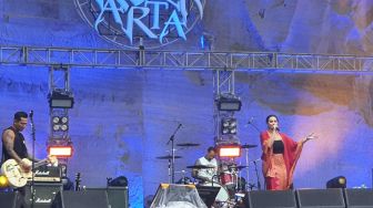 Lepas Dahaga para Penonton JogjaROCKarta, SID Manggung Bareng Nora Alexandra di Tebing Breksi