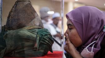 Pengunjung mencium sorban peninggalan Nabi Muhammad SAW pada pameran artefak di Gedung MUI Kota Tangerang, Banten, Jumat (23/9/2022). [ANTARA FOTO/Fauzan/nym]