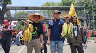 Demo di Patung Kuda, Petani dari Pandeglang Bawa Pisang Tuntut Hak Tanah