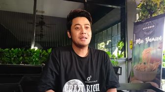 Beda 20 Tahun, Kriss Hatta Diam-Diam Pacari Cewek SMA