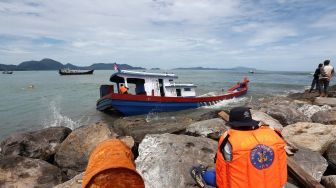 Sejumlah tim SAR bersama warga berupaya mengevakuasi kapal kayu angkutan penumpang dan barang KM Satria Pulo Breuh yang mengalami karam di Pantai Wisata Gampong Jawa, Banda Aceh, Aceh, Sabtu (24/9/2022). [ANTARA FOTO/Irwansyah Putra/YU]