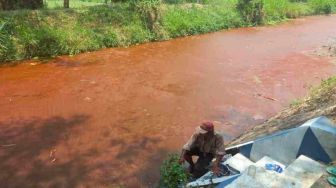 Sudah Dua Kali Air Sungai di Jombang Berubah Jadi Merah Darah, Penyebabnya Masih Misterius