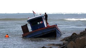 Kapal Angkut Penumpang dan Barang di Aceh Karam Dihantam Ombak Besar