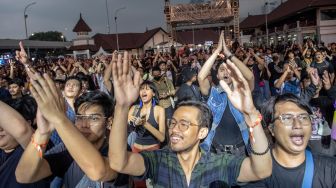 Penonton menyaksikan penampilan dari musisi yang tampil pada acara &quot;Pestapora 2022&quot; di Gambir Expo Kemayoran, Jakarta, Jumat (23/9/2022). [ANTARA FOTO/Muhammad Adimaja/YU]
