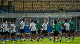 Sejumlah pesepak bola tim nasional Indonesia menjalani latihan di Stadion Gelora Bandung Lautan Api, Bandung, Jawa Barat, Jumat (23/9/2022). [ANTARA FOTO/Raisan Al Farisi/YU]
