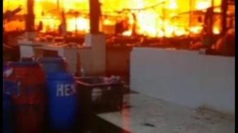 Akibat Korsleting Listrik, Puluhan Kios di Pasar Sentiong Ludes Terbakar