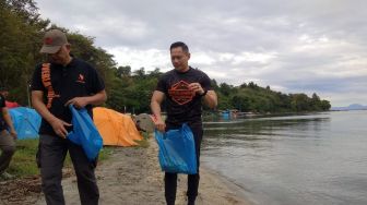 Momen AHY dan Peserta Jambore Otomotif Indonesia Bersihkan Sampah di Pinggir Danau Toba