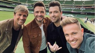 7 Fakta Menarik Konser Westlife, Shane Berpose Lucu dengan Boneka Jimin BTS