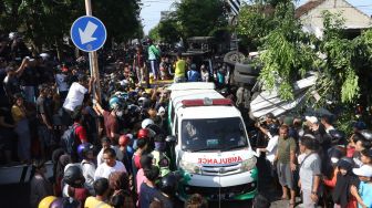 Mobil ambulans bersiap membawa korban kecelakaan truk tangki pengangkut BBM berkapasitas 16 ribu liter yang mengalami kecelakaan di Simpang Tiga Sukowidi, Banyuwangi, Jawa Timur, Minggu (25/09/2022).  ANTARA FOTO/Budi Candra Setya
