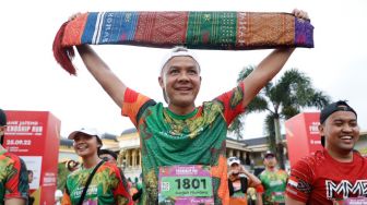 Ikut Lomba Lari Marathon di Medan, Ganjar Dapat Kalungan Kain Ulos saat Finish