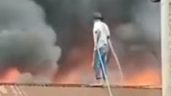 Video Pria Seorang Diri di Atap Padamkan Api Pakai Selang Kecil Hebohkan Netizen: Punya Seribu Nyawa?