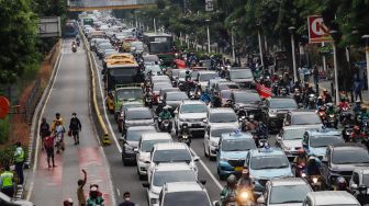 Kepadatan sejumlah kendaraan yang melintas di Jalan Salemba Raya, Jakarta Pusat, Senin (26/9/2022). [Suara.com/Alfian Winanto]