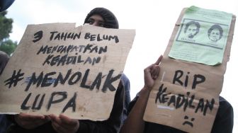 Sejumlah mahasiswa memegang poster foto almarhum Randi dan Yusuf saat unjuk rasa mengenang kematian dua mahasiswa tersebut di Mapolda Sulawesi Tenggara, Kendari, Sulawesi Tenggara, Senin (26/9/2022). [ANTARA FOTO/Jojon/tom].