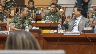 Menhan Prabowo Subianto (kanan) berbincang bersama Panglima TNI Jenderal TNI Andika Perkasa (kiri) saat mengikuti Rapat Dengar Pendapat (RDP) dengan Komisi I DPR di Kompleks Parlemen, Senayan, Jakarta, Senin (26/9/2022). [ANTARA FOTO/Muhammad Adimaja]