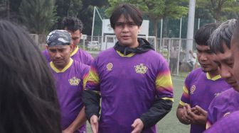 Billy Syahputra bersiap berlatih sepak bola usai pimpin doa di Lapangan ABC, Senayan, Jakarta, Senin (26/9/2022). [Suara.com/Oke Atmaja]