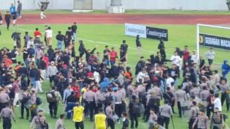 Kisruh Liga 3: Suporter PPSM Magelang Serbu Lapangan, Polisi Selamatkan Pemain Persitema