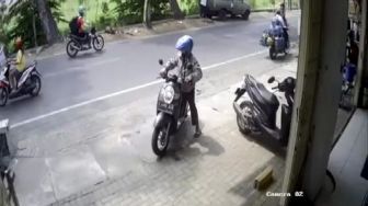 Terlilit Utang, Ibu Muda di Mojokerto Tertangkap Kamera CCTV Nekat Curi Motor