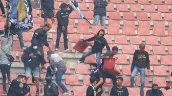 Tim Kesayangan Kalah, Suporter PSPS Diduga Rusak 577 Kursi Stadion Utama Riau