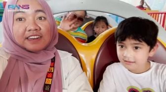 Jalan-Jalan Sebelum Pulang, Rafathar Ajak Mbak Lala Naik Rolller Coaster Sampe Baca Doa