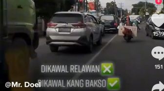Video Viral Pedagang Bakso Keliling Kawal Mobil Ambulans, Warganet: Serasa Pakai Motor Patwal