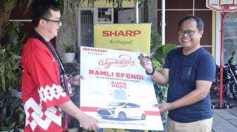 Sharp Indonesia Serahkan Hadiah Utama ke Pemenang Promo SLD Sumo Hoki