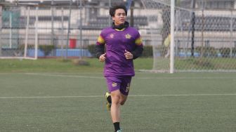 Billy Syahputra berlari di rumput hijau saat berlatih sepak bola di Lapangan ABC, Senayan, Jakarta, Senin (26/9/2022). [Suara.com/Oke Atmaja]