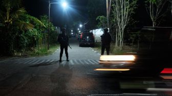 Polisi berjaga di lokasi ledakan di Asrama Grogol Indah Baru,Telukan, Grogol, Kabupaten Sukoharjo, Jawa Tengah, Minggu (25/9/2022). [ANTARA FOTO/Maulana Surya/hp].