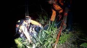 Tim Basarnas mengevakuasi pendaki yang terjatuh di jurang gunung Popalia di Kecamatan Wolasi, Konawe Selatan, Sulawesi Tenggara, Senin (26/9/2022) dini hari. [Humas Basarnas Kendari]
