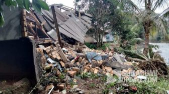 Madrasah di Nangela Sukabumi Hancur Diterjang Banjir