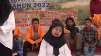 Viral Video Mbak Rina Joget Kadang Bikin Aku Kesal di Acara PKKMB, Ini Profilnya