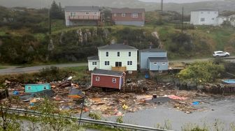 Foto menunjukkan kerusakan yang disebabkan oleh Badai Fiona di Rose Blanche-Harbour le Cou, Newfoundland dan Labrador, Kanada, Minggu (25/9/2022). [Pauline Billard / AFP]