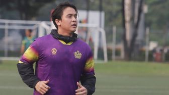 Billy Syahputra memimpin latihan sepak bola Selebriti FC di Lapangan ABC, Senayan, Jakarta, Senin (26/9/2022). [Suara.com/Oke Atmaja]