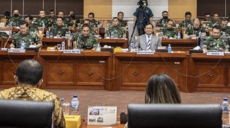 Potret Prabowo Duduk di Tengah di Antara Jenderal Andika dan Jenderal Dudung saat RDP Komisi I DPR