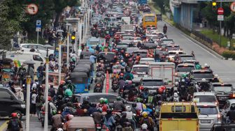 Kepadatan sejumlah kendaraan yang melintas di Jalan Salemba Raya, Jakarta Pusat, Senin (26/9/2022). [Suara.com/Alfian Winanto]