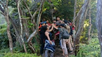 Personel kepolisian bersama warga mengevakuasi mahasiswa hilang di Bukit Popalia, Kecamatan Wolasi, Kabupaten Konawe Selatan, Sulawesi Tenggara, [Humas Basarnas Kendari]