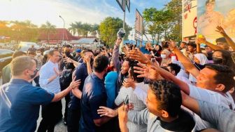Tiba di Kota Baubau, Presiden Jokowi Disambut Antusias Warga yang Menunggu Sejak Siang