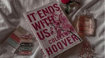 Ulasan It Ends With Us, Pengalaman Pilu Colleen Hoover Semasa Kecil