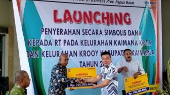 Bupati Kaimana Berikan Rp100 Juta untuk Setiap RT