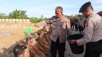 Masuk Mapolres Boven Digoel, 10 Bintara Remaja Mandi Kembang