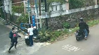 Video Detik-detik Kenekatan Jambret di Siang Bolong Rampas Kalung Emak-emak di Malang
