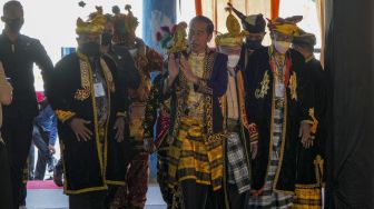 Presiden Joko Widodo (tengah) mengenakan pakaian Kesultanan Buton saat prosesi penganugerahan gelar kehormatan di Keraton Buton, Baubau, Sulawesi Tenggara, Selasa (27/9/2022). [ANTARA FOTO/Jojon/rwa].